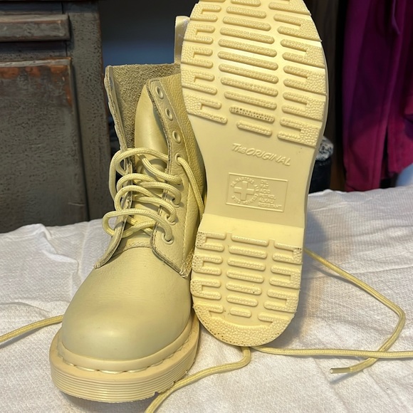 Never Worn Cream Colored Doc Martins size 6 - Picture 1 of 10